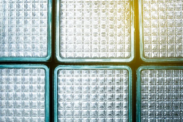 Eski cam bloklardan oluşan bir duvar eğri büğrü katlanmış ve uzun bir süre banyoda kalmış.