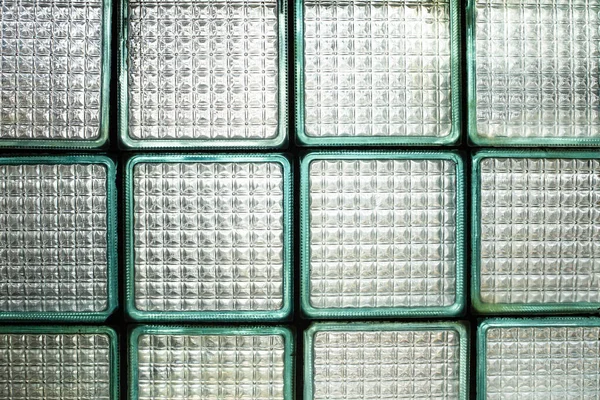 Eski cam bloklardan oluşan bir duvar eğri büğrü katlanmış ve uzun bir süre banyoda kalmış.