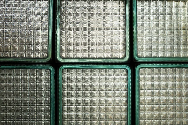 Eski cam bloklardan oluşan bir duvar eğri büğrü katlanmış ve uzun bir süre banyoda kalmış.