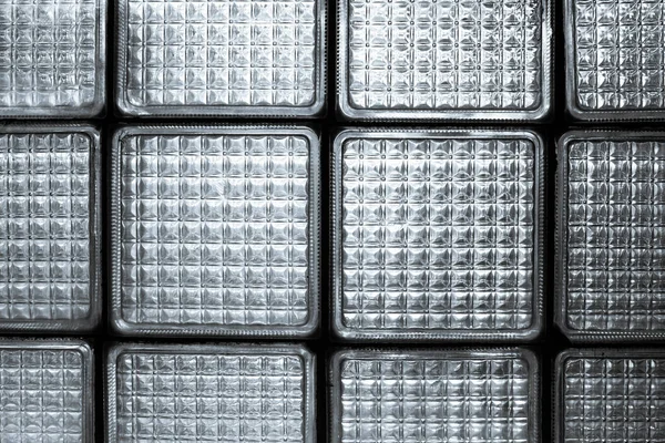 Eski cam bloklardan oluşan bir duvar eğri büğrü katlanmış ve uzun bir süre banyoda kalmış.