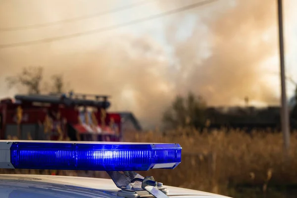 Blaulicht Auf Dem Hintergrund Eines Feuerwehrfahrzeugs — Stockfoto
