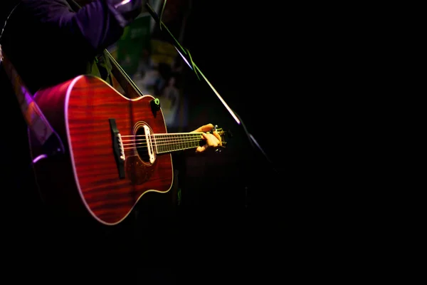Bir Rock Kulübünün Yakın Planında Bir Rock Müzisyeninin Ellerinde Gitar — Stok fotoğraf