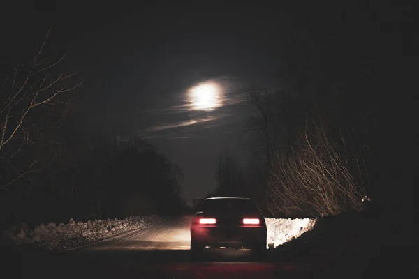 Αυτοκίνητο Νύχτα Ένα Χιονισμένο Δρόμο Από Φως Του Φεγγαριού — Φωτογραφία Αρχείου