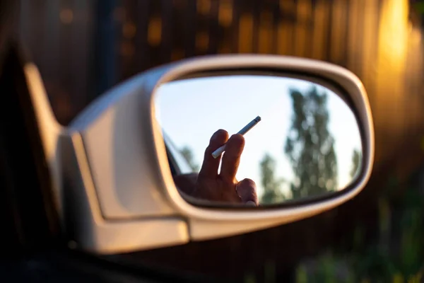 Dikiz Aynasının Arka Planında Sigara Içme Tehlikesi Arka Plan Bokeh — Stok fotoğraf