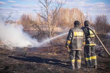 Cesur bir itfaiyeci, metropolün yakınındaki köylerde bir yangın söndürme musluğunun yardımıyla söndürdü.