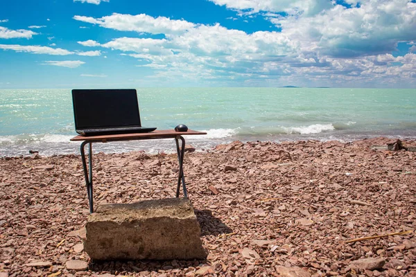 Freelancer Workplace Sandy Beach Computer Table Backdrop Ocean Blue Sky — Stock Fotó