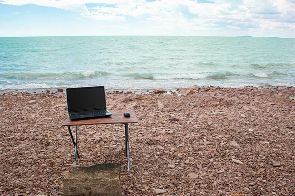 Freelancer Workplace Sandy Beach Computer Table Backdrop Ocean Blue Sky — Stock Fotó