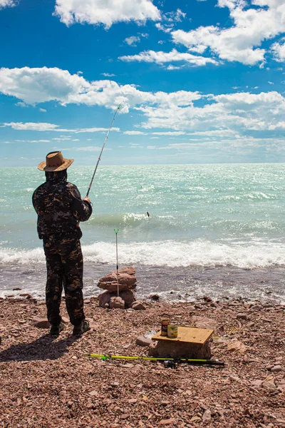 Ψαράς Που Ψαρεύει Στον Ωκεανό Καλάμι Και Δόλωμα Για Μεγάλα — Φωτογραφία Αρχείου
