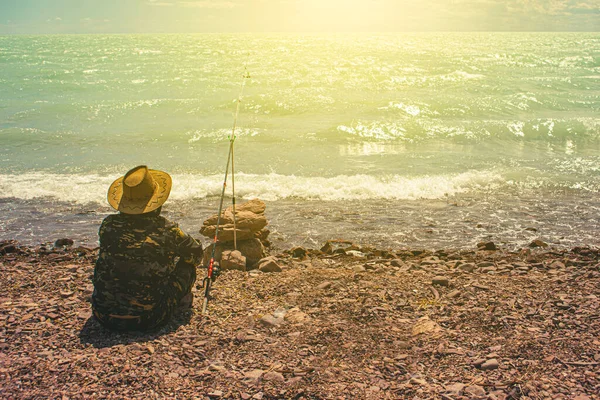 Рыбак Рыбачит Океане Удочкой Приманкой Большой Рыбы — стоковое фото