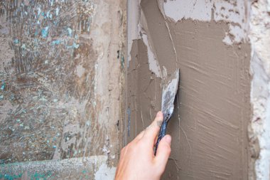 Ev inşaatı için duvara beton yapıştıran el işçilerini kapatın.