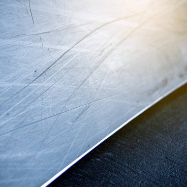 Kayak merkezinin zemininde kayak yaparken çizilmiş bir kayak tahtası sürücüyü bekliyor, ön ve arka plan bokeh etkisi ile bulanıklaşıyor.