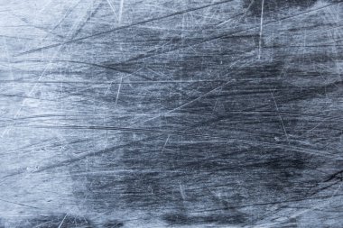 Kayak merkezinin zemininde kayak yaparken çizilmiş bir kayak tahtası sürücüyü bekliyor, ön ve arka plan bokeh etkisi ile bulanıklaşıyor.