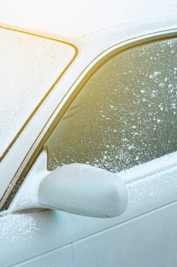 İlk karlı pudralı araba, silecekleri soğukta temizleme sorunu. Ön ve arka plan bokeh etkisi ile bulanıklaştırıldı