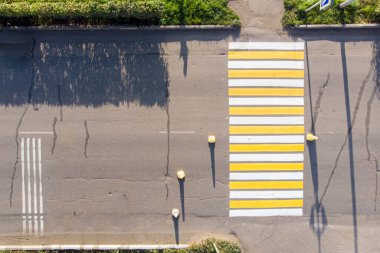 Asfalt yolda yeni boyanmış yaya geçidi, kötü bir yoldaki bir taşra kasabasında İHA 'dan çekilmiş.