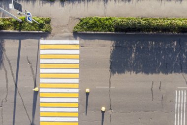 Asfalt yolda yeni boyanmış yaya geçidi, kötü bir yoldaki bir taşra kasabasında İHA 'dan çekilmiş.