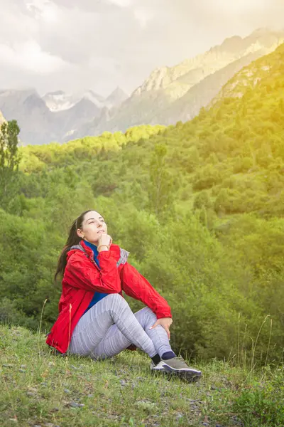 Szczęśliwa Romantyczna Dziewczyna Siedzi Górach Ciesząc Się Świeżym Górskim Powietrzem — Zdjęcie stockowe
