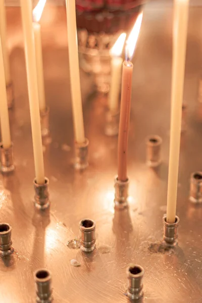 Kerk Kaarsen Close Tegen Achtergrond Van Een Bijzonder Wazig Religieus — Stockfoto