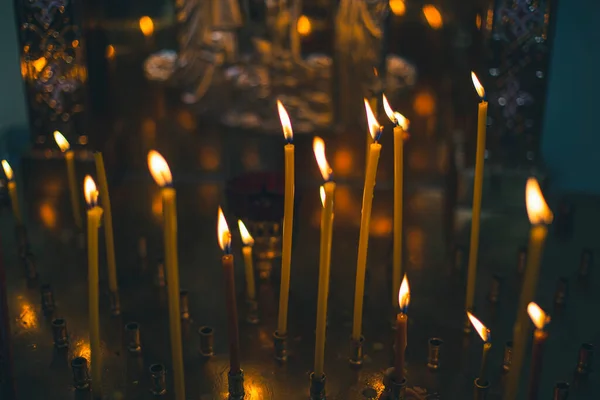 Candele Della Chiesa Primo Piano Sullo Sfondo Una Croce Religiosa — Foto Stock