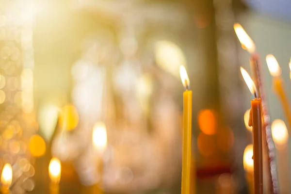 Kerk Kaarsen Close Tegen Achtergrond Van Een Bijzonder Wazig Religieus — Stockfoto