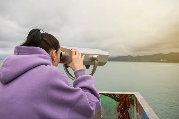 Dziewczyna Oglądająca Przez Stacjonarną Lornetkę Molo Mijające Statki Dziką Przyrodę — Zdjęcie stockowe