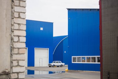 Depo hangarları dışarıdan görünüyor.,