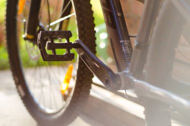 Bisiklet tekerleği pedalları dönüyor 