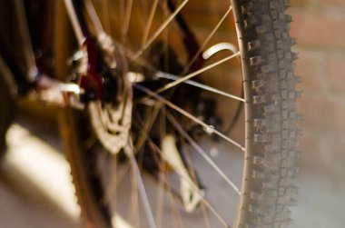 Bisiklet tekerleği pedalları dönüyor 