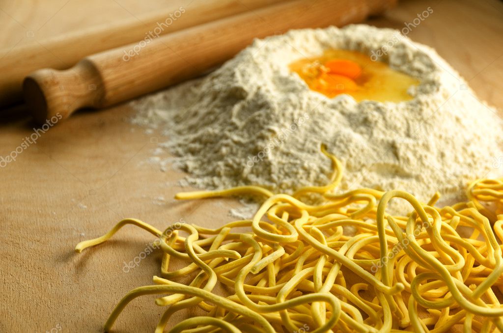 Italian fresh pasta spaghetti alla chitarra — Stock Photo © Milacroft