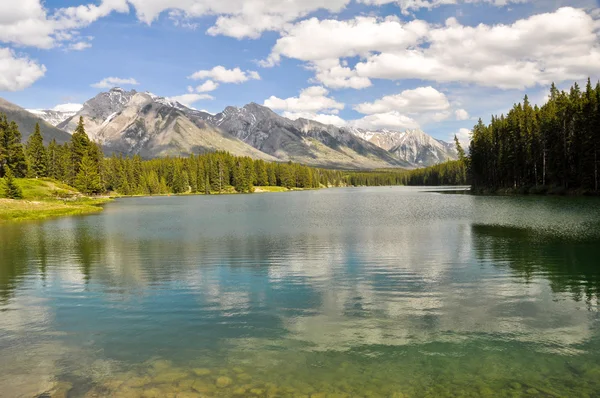 Johnson Lake, Rocky Mountains, Kanada — Stockfoto