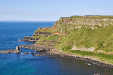kayalıklardan yakınındaki dev 's causeway, county antrim, Kuzey İrlanda