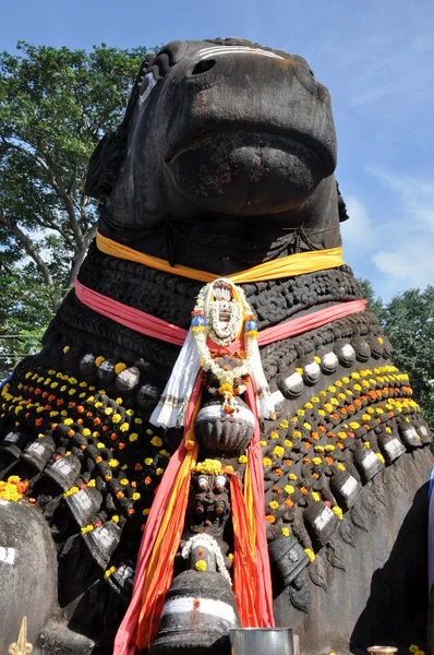 チャームンディ丘、マイソール、カルナータカ州、インドに nandi 雄牛 — ストック写真