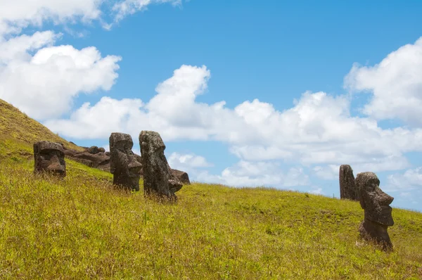 Moais rano raraku sopka, Velikonoční ostrov, Chile — Stock fotografie