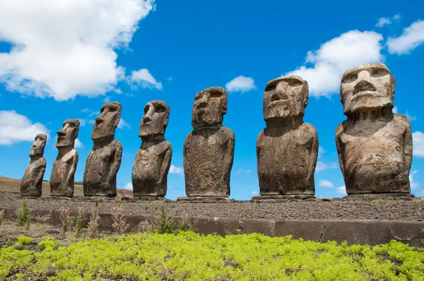 Moais in ahu tongariki, Paaseiland, Chili — Stockfoto