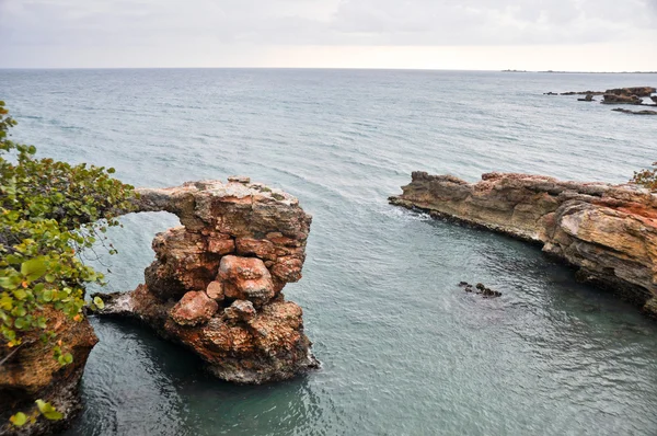 Arco de piedra caliza en Cabo Rojo, Puerto Rico — Foto de Stock