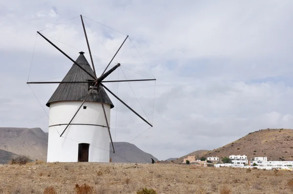 エル ・ ポソ デ ロス フライレス風車カボ デ ガタ、スペインで — ストック写真