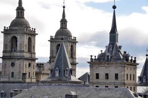 Věže kláštera san lorenzo de el escorial, madrid — Stock fotografie