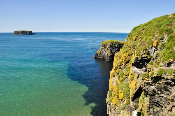 Carrick Kuzey İrlanda rede olan kayalıklarla — Stok fotoğraf