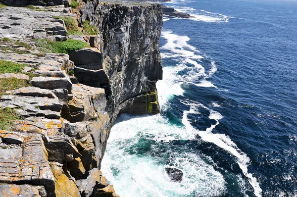 Cliffs near Dun Aengus, Inishmore, Aran Islands in Ireland — Fotografia de Stock