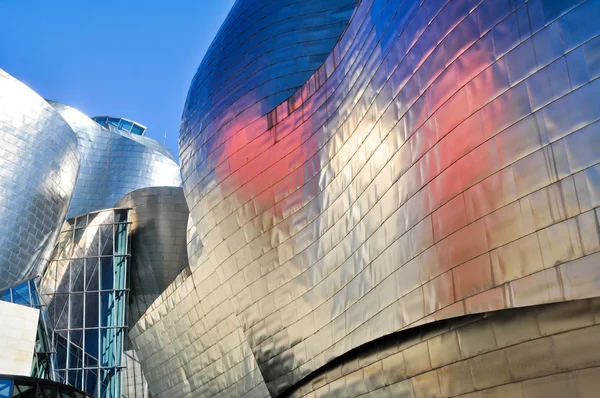 Facciata in titanio del Guggenheim Museum il 9 ottobre 2011 a Bilbao, Spagna . — Foto Stock