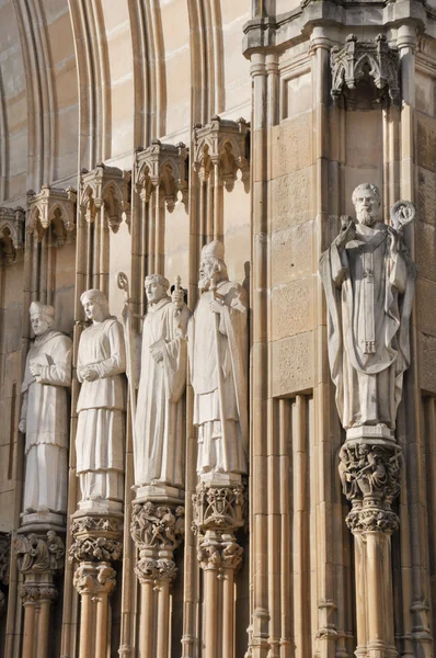 Statues at New Cathedral of Vitoria, Basque Country (Spain) — Stock Photo, Image