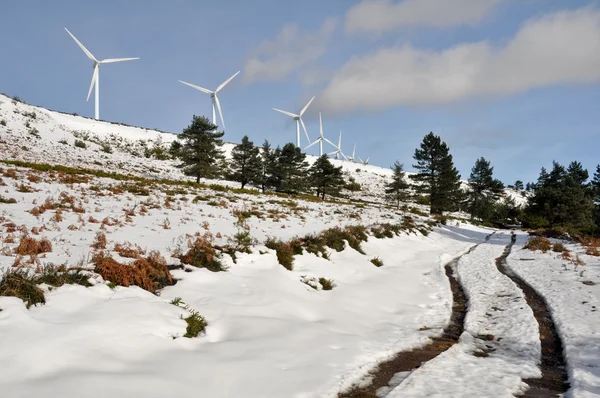 Farmy wiatrowej turbiny w zimie, elgea zakres (Kraj Basków) — Zdjęcie stockowe