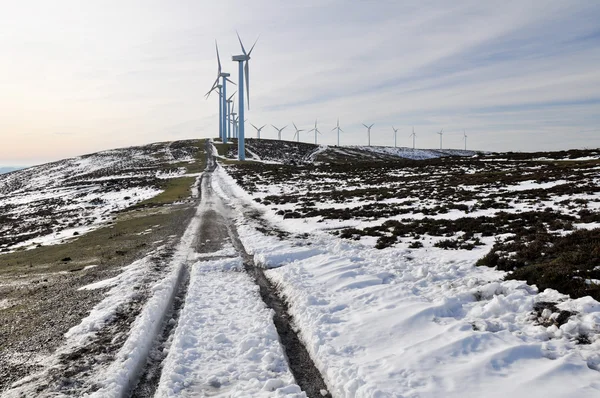 Parco eolico invernale, gamma Elgea (Paesi Baschi ) — Foto Stock