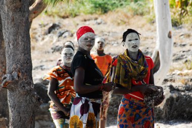 kimliği belirsiz makua kadınlar, geleneksel beyaz yüz maskesi, bir grup turist, Ağustos 27, 2009 pangane, Mozambik hoşgeldiniz.