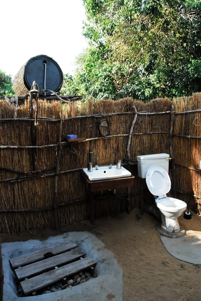 Grundlegende wc-einrichtungen auf einem campingplatz in north lwanga n. p. (zambia) — Stockfoto