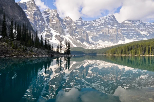 Jezioro Moraine, góry skaliste (Kanada) — Zdjęcie stockowe