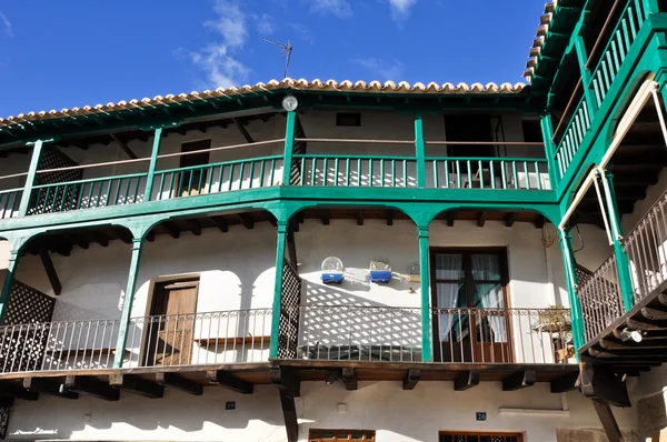 Balkonger på stora torget, Chinchón (Spanien) — Stockfoto