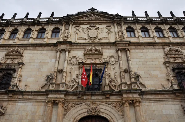 Gevel van de alcala de henares Universiteit, madrid, Spanje — Stockfoto