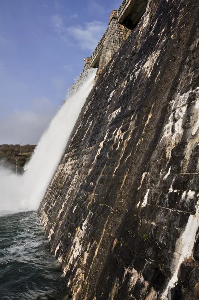 Dam över zadorra river, Baskien (Spanien) — Stockfoto