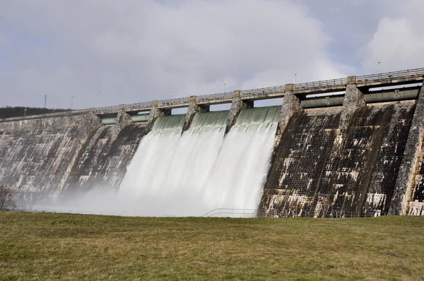 Dam över zadorra river, Baskien, Spanien — Stockfoto