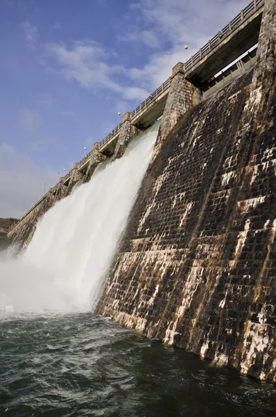 Dam över zadorra river, Baskien, Spanien — Stockfoto